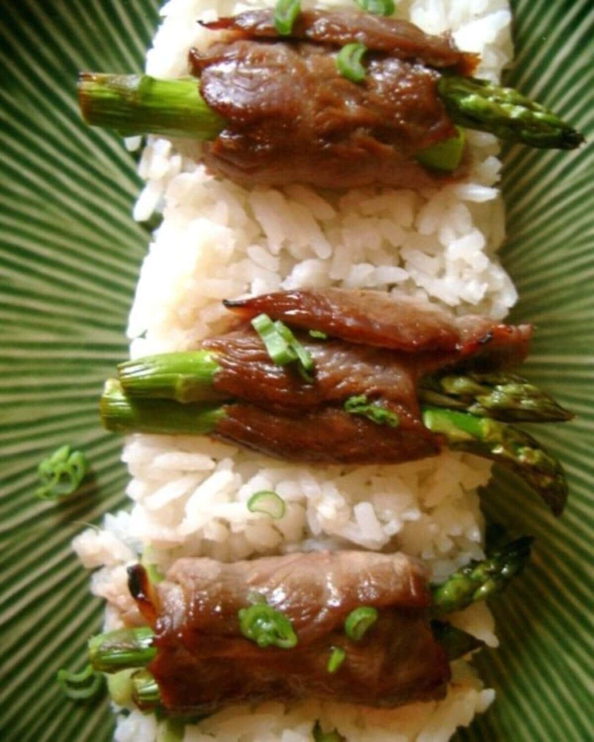 Steak rolls filled with asparagus.