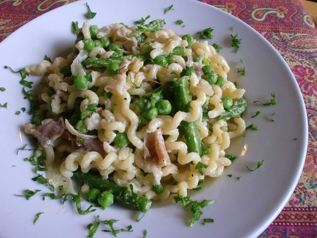 Pasta with prosciutto, peas and asparagus.