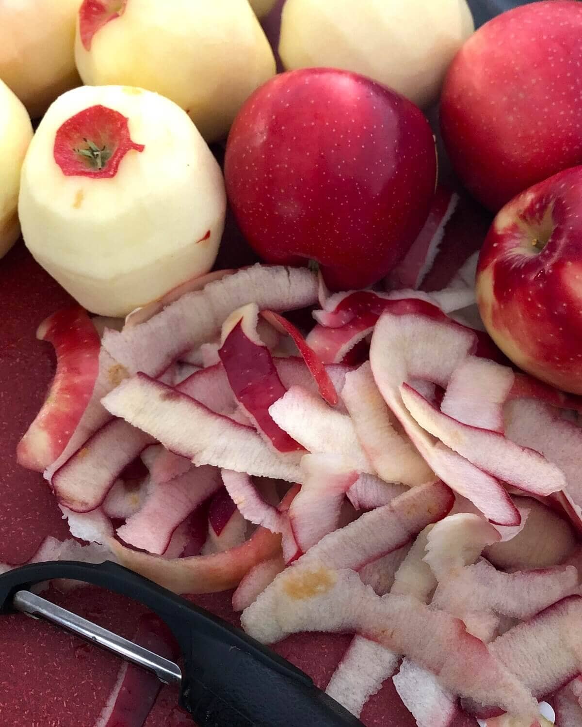 peeled and unpeeled red apples.