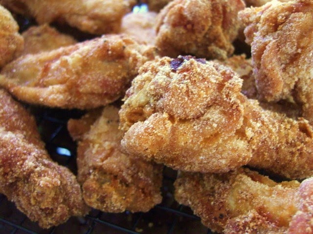 A plate of fried chicken wings.