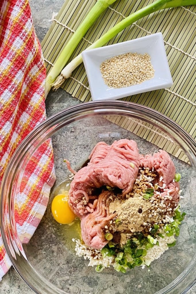 ground turkey, egg, panko, scallion, ginger and garlic powder in a bowl.