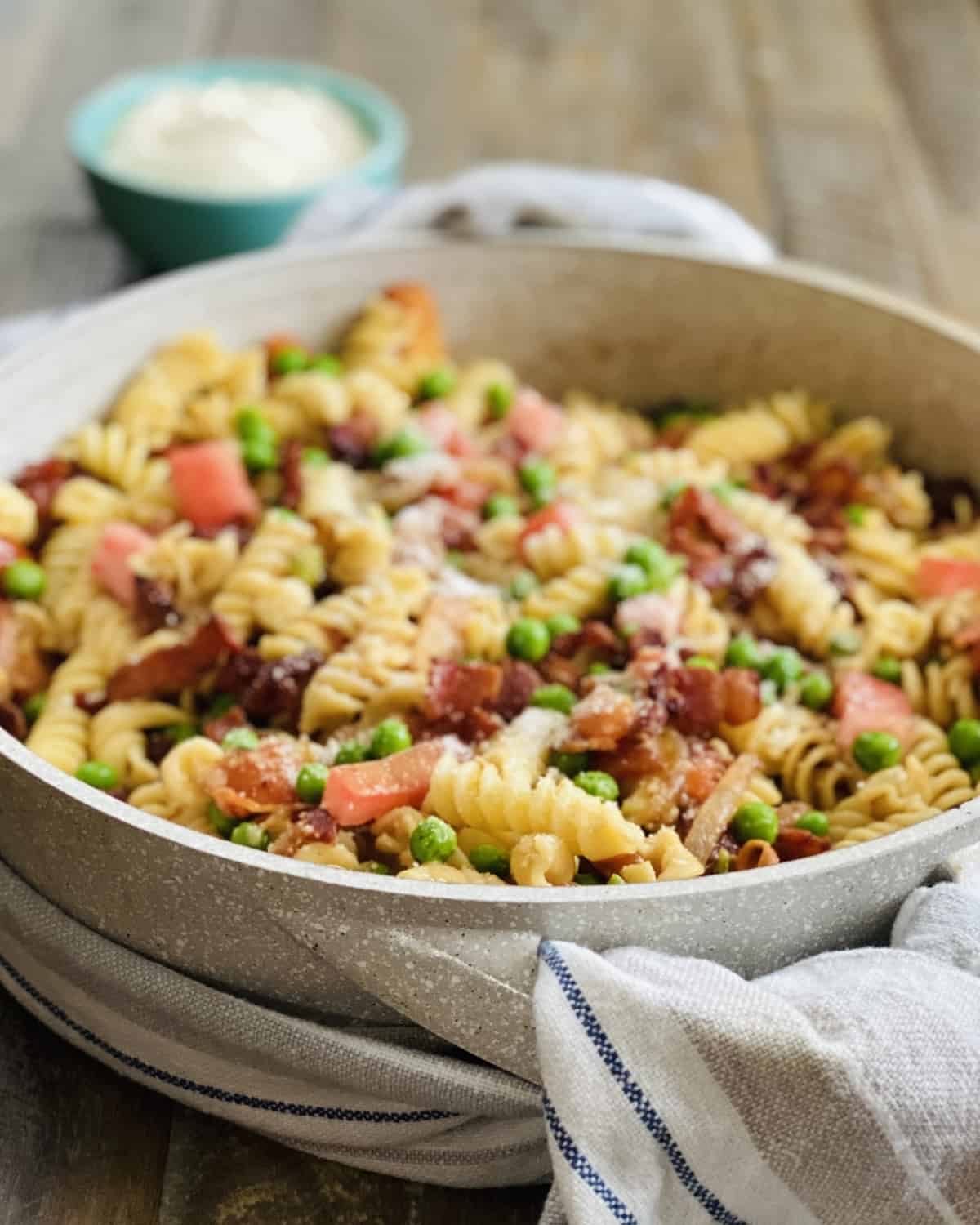 pasta with bacon, tomatoes and peas