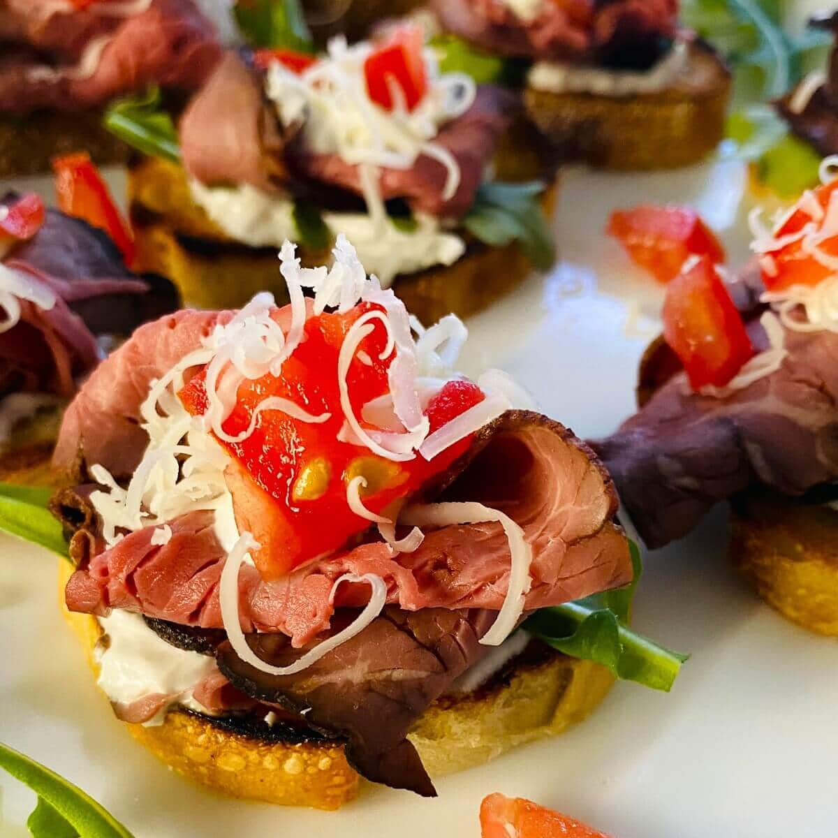 Roast Beef Crostini with Horseradish Cream