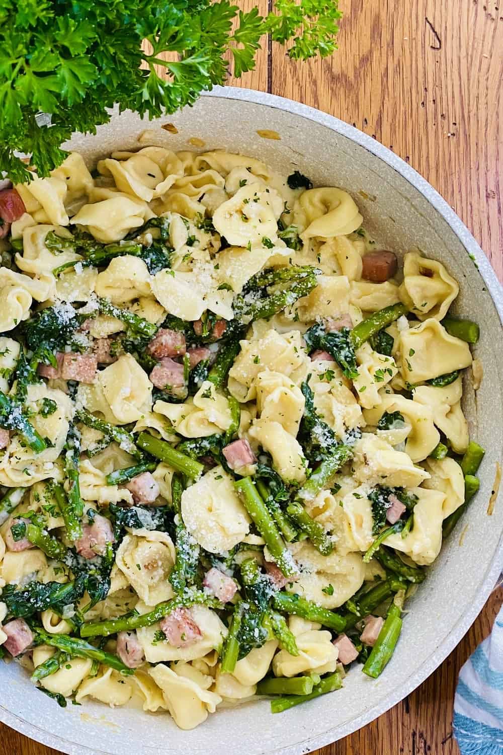 tortellini pasta with ham, asparagus and spinach