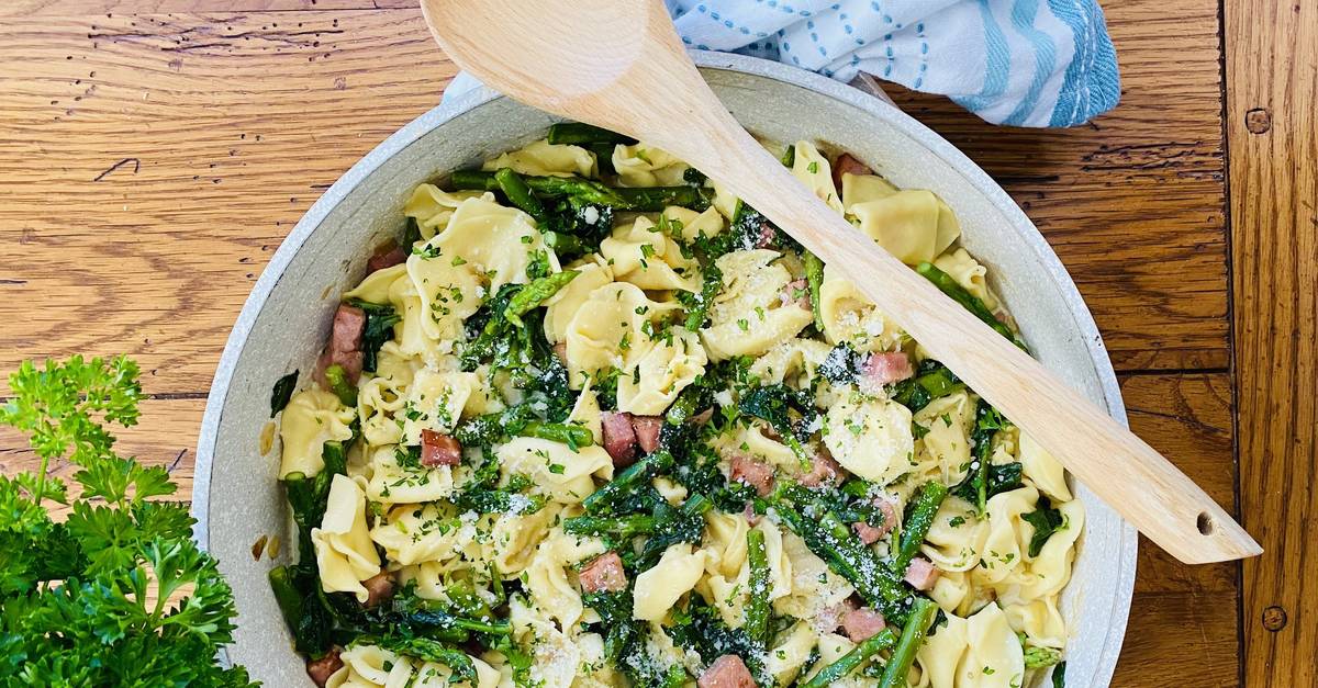 Tortellini Pasta with Asparagus, Spinach, and Ham