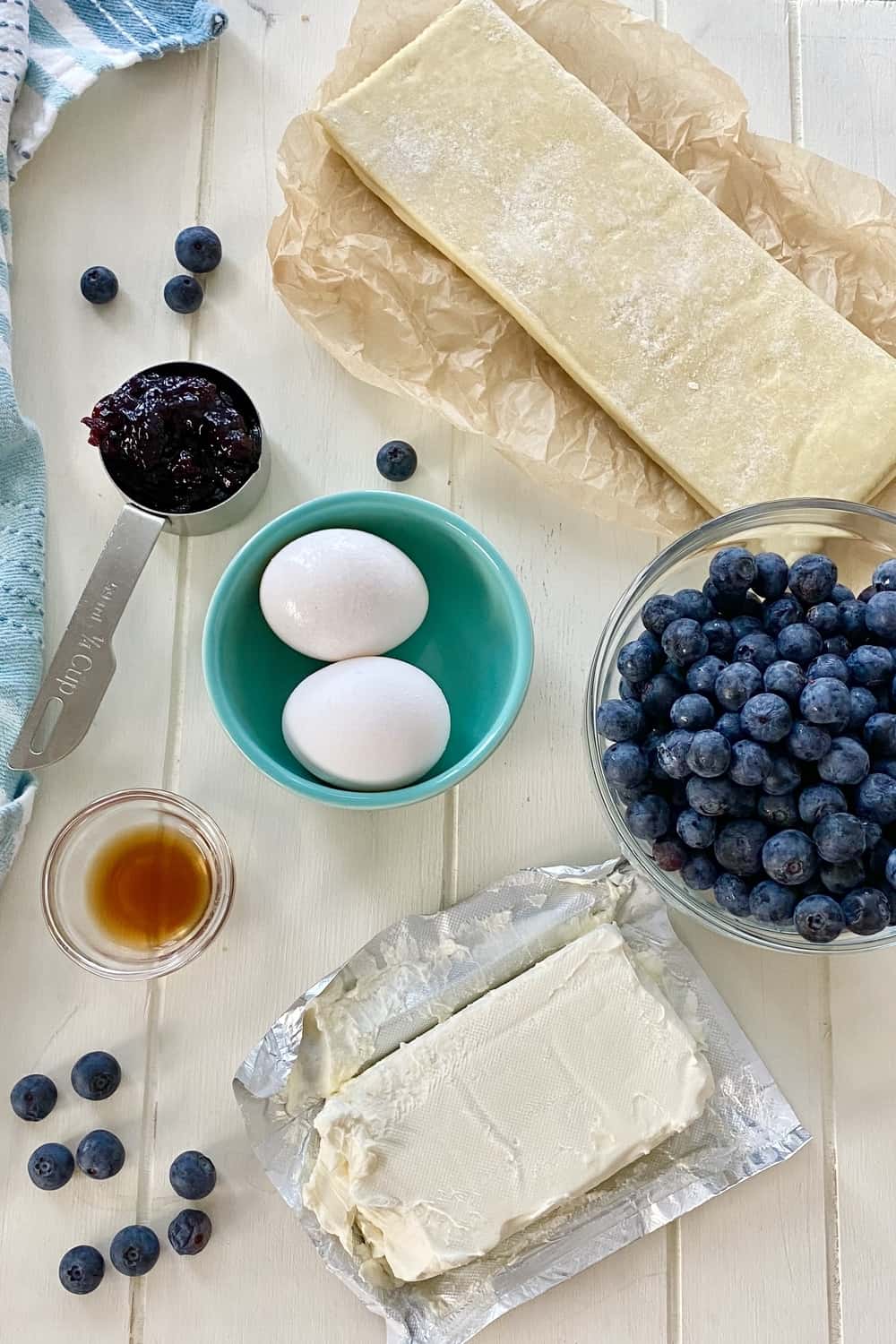 eggs, preserves, vanilla extra, blueberries, cream cheese, puff pastry